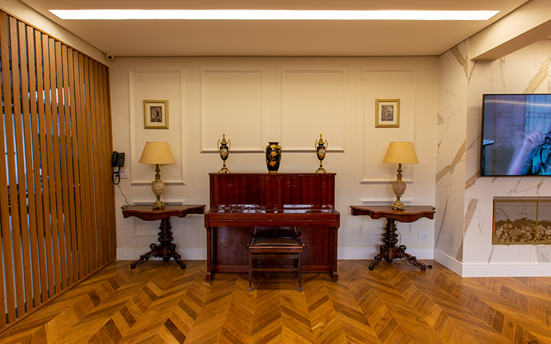 Sala de TV e piano da Unidade 4, vista 4